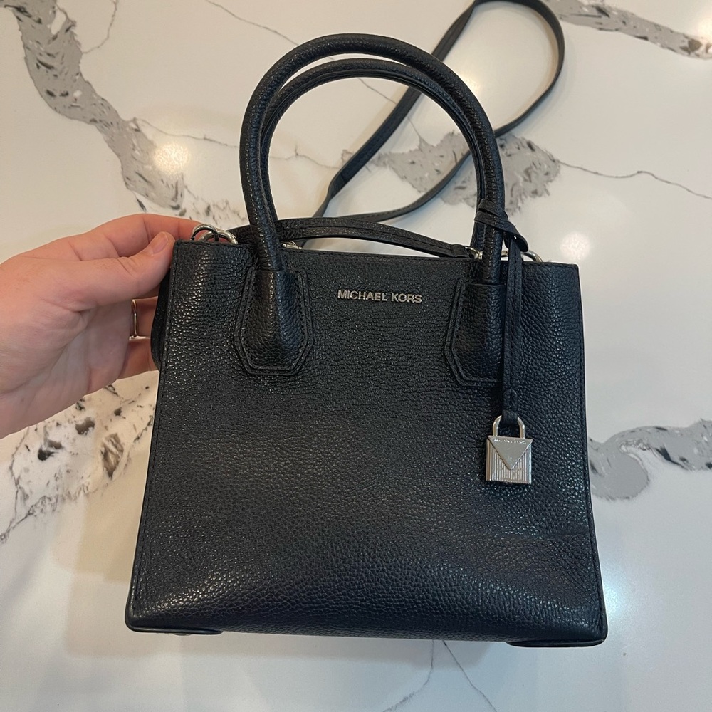 MICHAEL KORS
Mercer Medium Pebbled Leather Crossbody Bag- Black